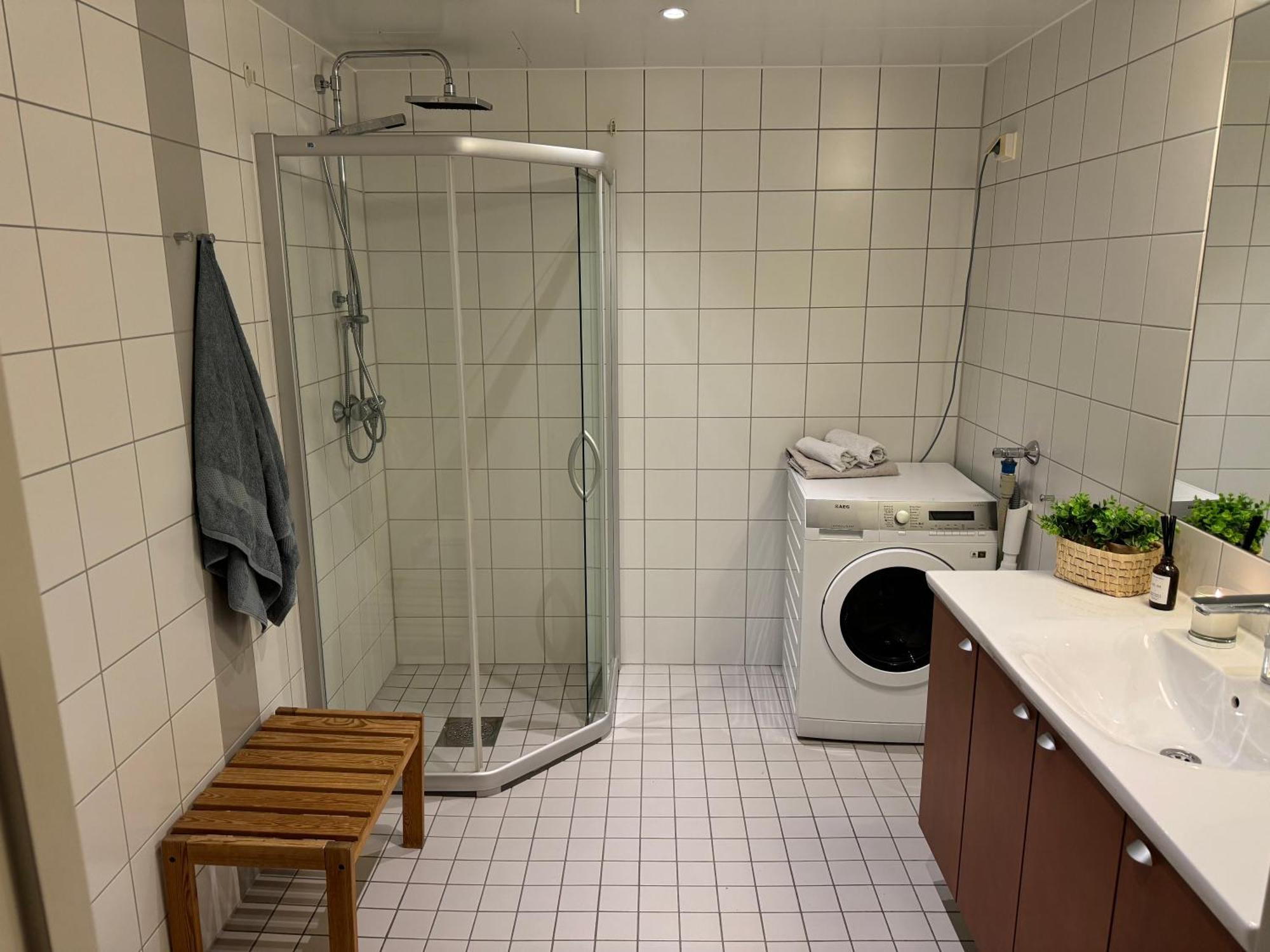 Apartment Close To Major Attractions *